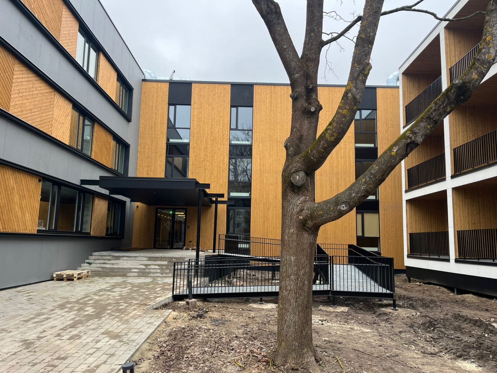 Käimas on viimased ettevalmistused Kristiine Pihlakodu avamiseks. Uus hooldekodu saab olema kaasaegsete tehnoloogiliste ja meditsiiniliste lahendustega, et taga