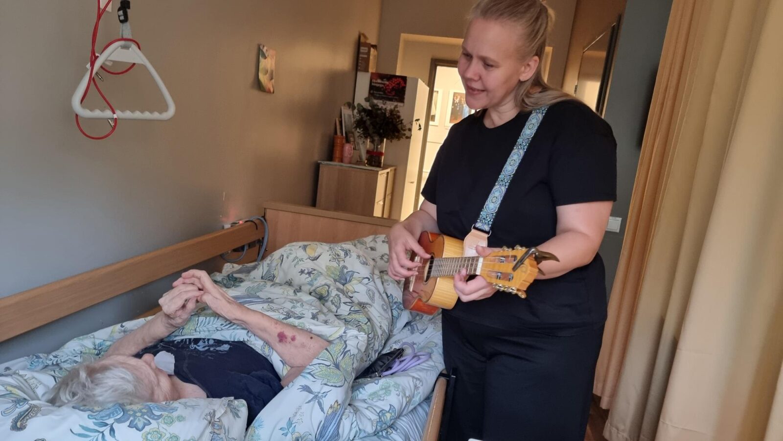 Üks tuttav laul, ilus meloodia ja hooliv kohalolu võivad muuta halli argipäeva palju helgemaks. Pihlakodu terapeut Kadi Uibo pani aluse uuele ja südamlikule ett